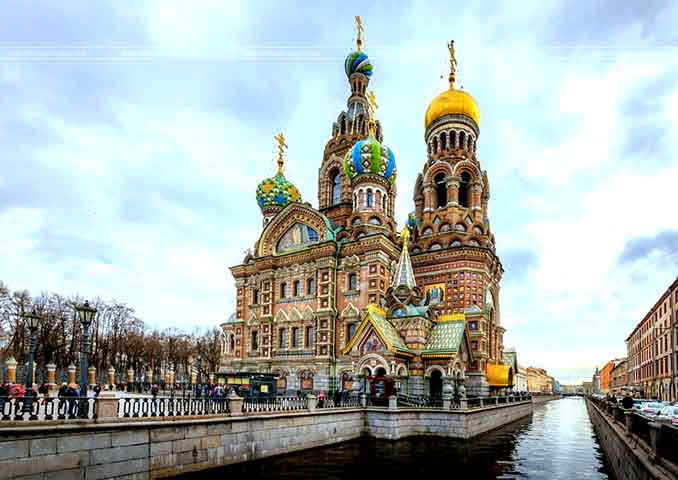 A cerca de 700 quilômetros dali, em São Petersburgo, outra catedral compete em beleza e simbolismo. A Igreja do Salvador sobre o Sangue Derramado foi construída entre 1883 e 1907, no exato local onde o czar Alexandre II foi mortalmente ferido em um atentado.