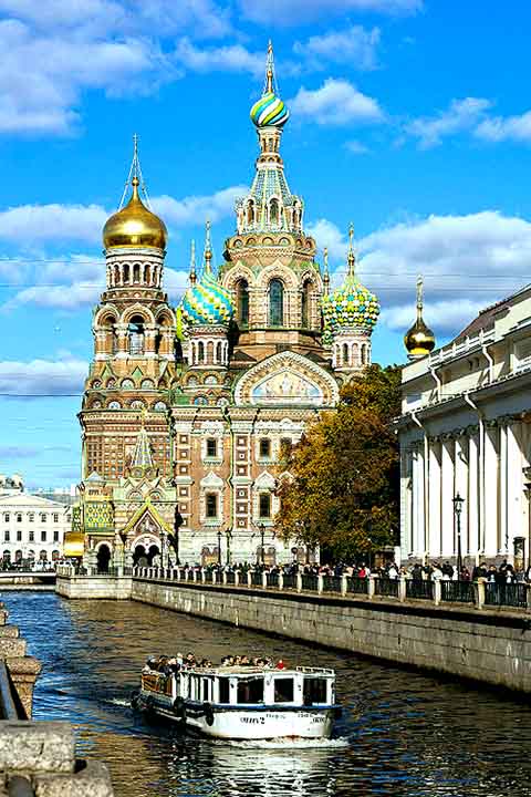 Seu filho, Alexandre III, ordenou a construção como forma de homenagear o pai, que havia iniciado reformas importantes no país, como a abolição da servidão. O estilo da igreja remete diretamente ao da Catedral de São Basílio.