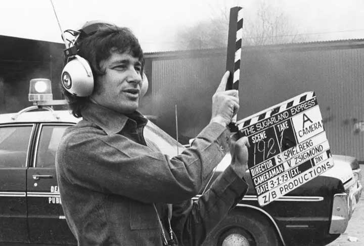 A carreira profissional de Spielberg começou em 1968, após o curta Amblin’ impressionar a Universal Studios. Ele iniciou na televisão, dirigindo episódios de séries como Columbo e o aclamado telefilme Encurralado de 1971, produção que abriu as portas para o cinema.
