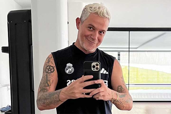 Nas últimas décadas, Sanz continuou se reinventando, dialogando com novas gerações e incorporando elementos contemporâneos à sua música sem perder a essência que o consagrou. 
