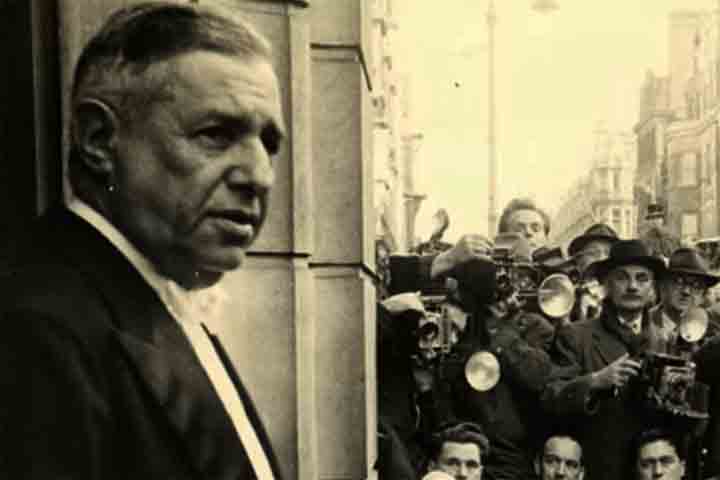 No final da vida, já debilitado por uma trombose que o deixou parcialmente paralisado desde 1960, continuou escrevendo artigos por meio de uma máquina especial - mesmo sem poder falar. Assis Chateaubriand morreu em 4 de abril de 1968, em São Paulo, aos 75 anos. 
