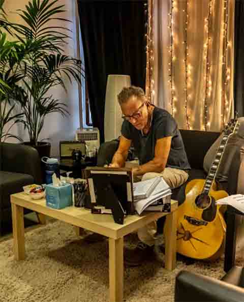 Em 1982, o astro surpreendeu o público com “Nebraska”, disco intimista gravado de forma caseira, em fita cassete, apenas com voz, violão e gaita. O álbum expôs um lado mais sombrio e reflexivo do artista, abordando temas como crime, solidão e desesperança. 

