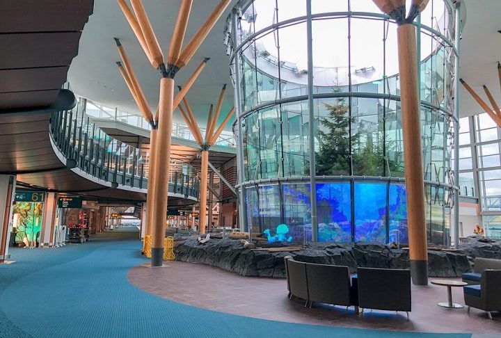 13º) Aeroporto Internacional de Vancouver (Canadá): Premiado pela arquitetura inspirada na natureza e por obras de arte indígenas, o aeroporto canadense é elogiado pelo conforto, hospitalidade e compromisso com a sustentabilidade ambiental.