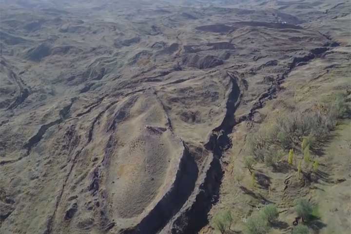 Um exemplo é o Dr. Andrew Snelling, Ph.D. da Universidade de Sydney (Austrália), que afirmou que o Monte Ararat não pode ser o local onde a arca jaz, pois ele teria se formado após o fim do dilúvio.