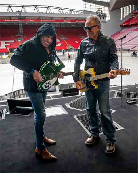 Dois anos depois, veio o estouro comercial definitivo com “Born in the U.S.A.”, que vendeu mais de 30 milhões de cópias e transformou Springsteen em um ícone mundial. Em 1999, seu nome foi introduzido no Rock and Roll Hall of Fame, museu dedicado ao rock em Cleveland. 
