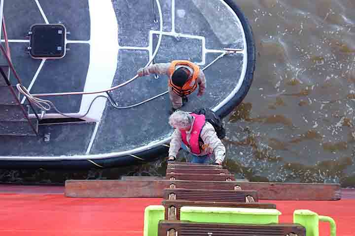 Embora o comando da embarcação permaneça oficialmente com o capitão, o prático funciona como especialista local, calculando cada ajuste de velocidade, ângulo de giro e posicionamento. 
