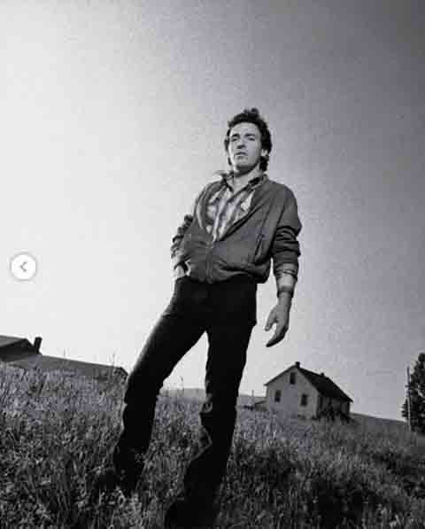 Ele cresceu em uma família de classe trabalhadora - o pai era motorista de ônibus e a mãe, secretária. Essa realidade moldou profundamente sua visão de mundo e se tornaria um dos pilares temáticos de sua obra. 
