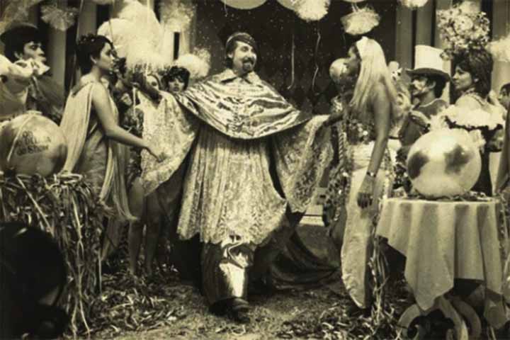 Naquela estreia, apresentou a fantasia “Príncipe Hindu”, conquistando o primeiro lugar e iniciando uma carreira de vitórias e aclamação.
