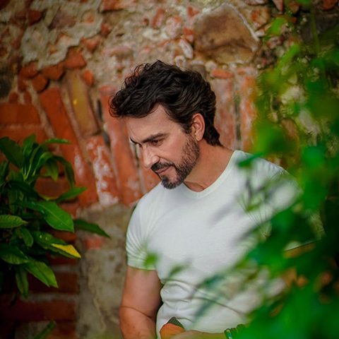 Ele foi ordenado sacerdote pela oração consacratória e imposição das mãos de Dom Alberto Taveira Corrêa, Arcebispo Metropolitano de Palmas, Tocantins, no dia 15 de dezembro de 2001, em sua cidade natal, na Igreja Matriz de São Vicente Ferrer, no seminário São Judas Tadeu de Terra Boa, Paraná.
