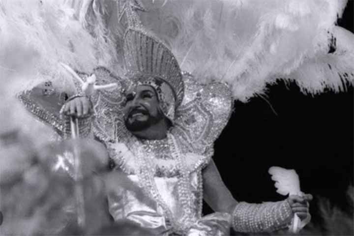 Em 1937, Clóvis Bornay convenceu o diretor do Theatro Municipal do Rio de Janeiro a criar bailes de gala com concursos de fantasia - inspirados nas festas de máscaras de Veneza. 
