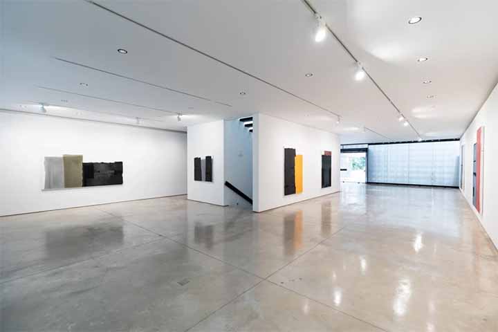 A exposição se organiza em três eixos complementares: o pedagógico, voltado à apresentação dos fundamentos teóricos da psicologia de Jung; o sensorial, que estimula experiências imersivas e emocionais; e o provocativo, que convida à introspecção e ao enfrentamento de aspectos profundos da própria psique. 
