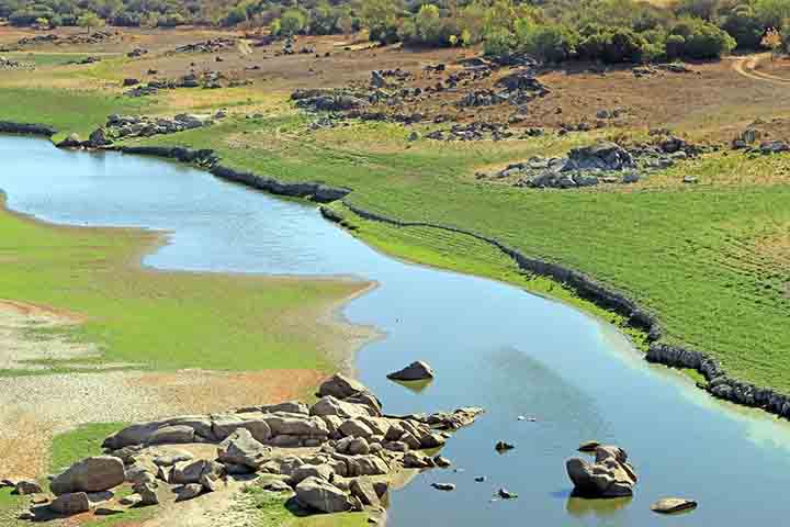 Seu nome, que vem de “além do Tejo”, faz jus à sua localização geográfica. O Alentejo histórico abrange os distritos de Évora, Beja, Portalegre e parte de outros. 
