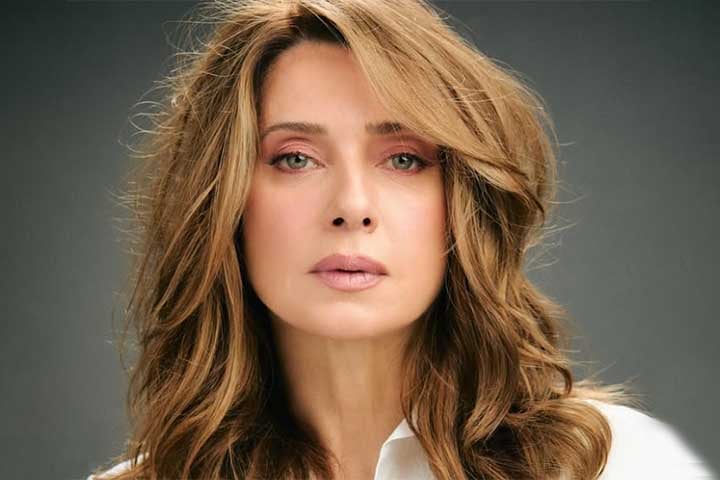 A atriz Letícia Spiller exibiu uma mudança no visual como parte da preparação para “Coração Acelerado”, produção que estreia em 12 de janeiro de 2026 e marcará sua volta às novelas.
