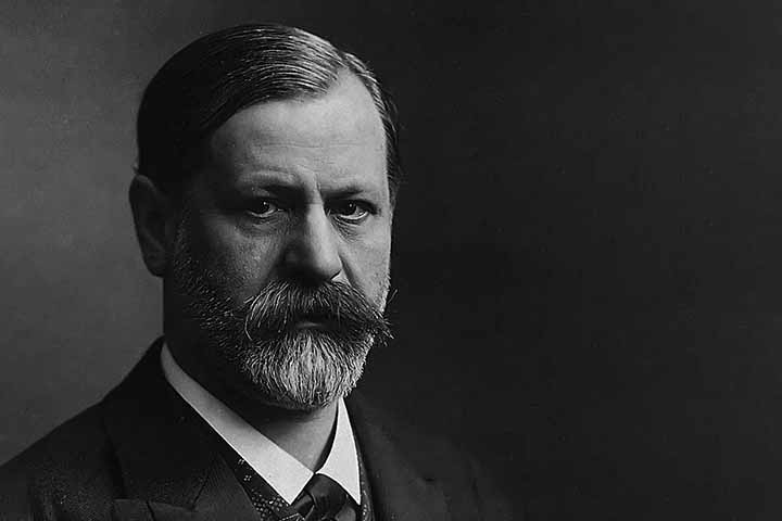 A partir da observação de seus pacientes, Freud desenvolveu uma teoria que associava sintomas físicos e emocionais a conteúdos reprimidos, memórias e impulsos não reconhecidos pela consciência. 
