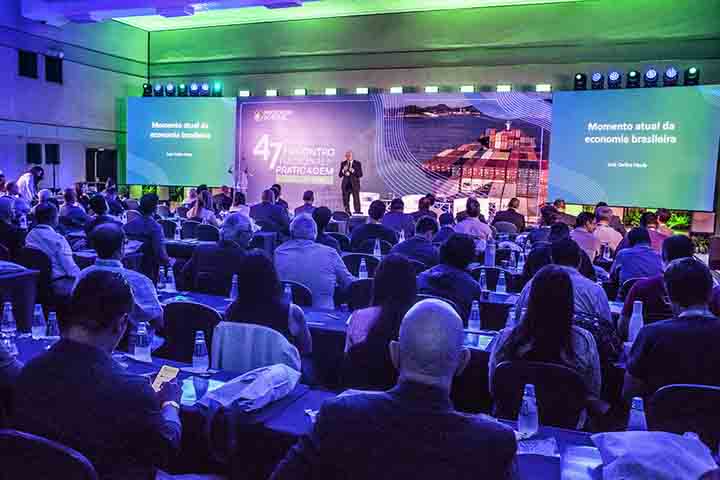 Por essa razão, a atividade é reconhecida internacionalmente como serviço de interesse público, indispensável para o funcionamento do setor marítimo.
