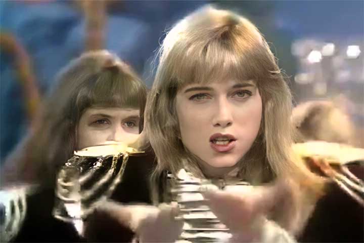 Inicialmente, ela ficou conhecida na televisão como uma das paquitas, permanecendo no posto até 1992. Paralelamente, investiu na formação teatral e participou de diferentes coletivos artísticos voltados à experimentação corporal, vocal e dramática.
