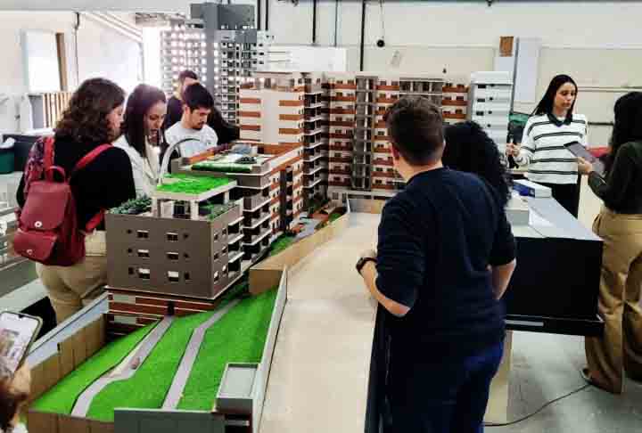 Na educação, maquetes são utilizadas em escolas para facilitar a compreensão dos estudantes ao tornar visíveis pontos ensinados em classe. Os modelos tridimensionais aproximam crianças e adolescentes da realidade concreta. 

