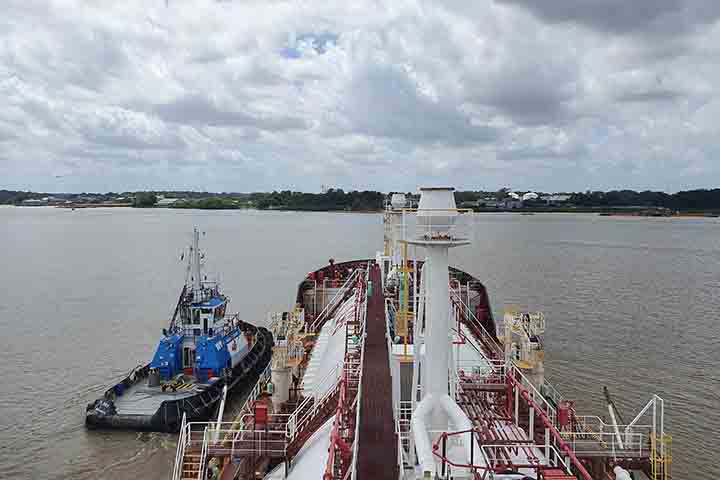 Em um país como o Brasil, com mais de 8 mil quilômetros de litoral e dezenas de portos estratégicos, a praticagem permanece como elo essencial entre as grandes rotas marítimas e a vida cotidiana que depende das cargas transportadas pelos navios.
