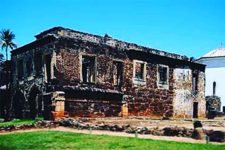 Erguido entre 1551 e 1624, o monumento foi inicialmente uma fortificação portuguesa.