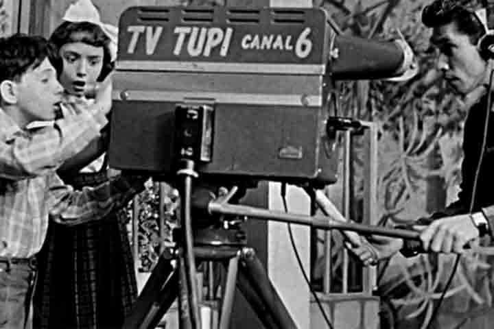 Assis Chateaubriand também foi responsável por marcos pioneiros na comunicação brasileira. Em 18 de setembro de 1950, lançou a TV Tupi, a primeira emissora de televisão do país e da América Latina, um feito que revolucionou a forma de transmitir informação e entretenimento. 
