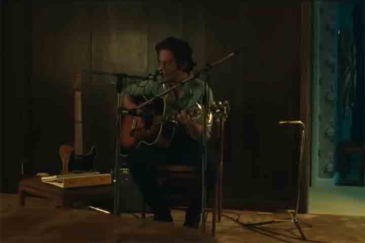 Em uma aparição surpresa no dia 28 de outubro em Nova York, durante o lançamento de “Springsteen: Salve-me do Desconhecido”, o artista, que é um notório crítico do governo de Donald Trump, afirmou que os Estados Unidos permanecem “uma terra de esperança e sonhos”, apesar dos desafios atuais.
