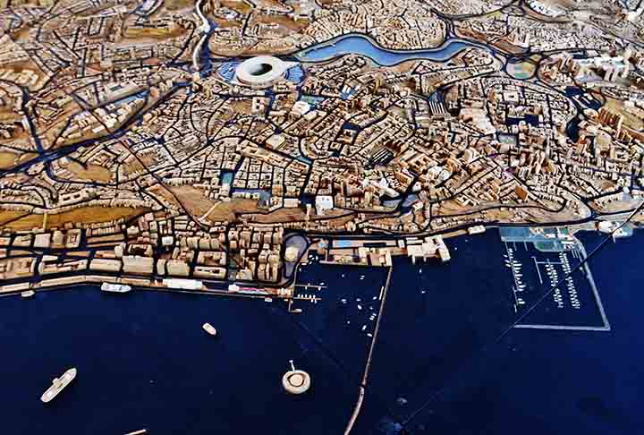 Em 1970, o arquiteto Assis Reis idealizou uma maquete de Salvador, capital da Bahia. O modelo está sob os cuidados da Fundação Mario Leal Ferreira e foi tombado pela Prefeitura da cidade em 2020.


