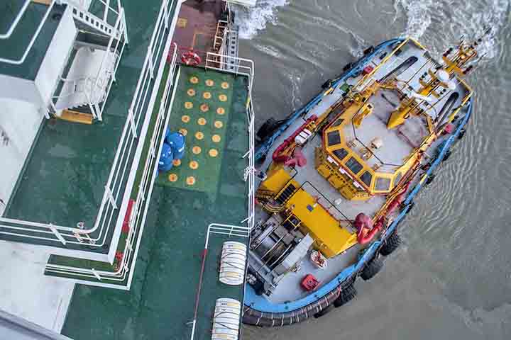A praticagem também desempenha papel econômico fundamental. Portos eficientes dependem de manobras rápidas e seguras para evitar filas de navios e atrasos de carga, que podem gerar prejuízos milionários. 
