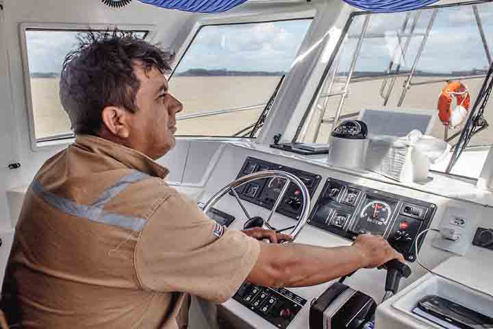 No cotidiano, o trabalho do prático começa antes mesmo de pisar no navio. Ele acompanha boletins meteorológicos, informações de calado, avisos de marinha e dados atualizados sobre o tráfego marítimo. 
