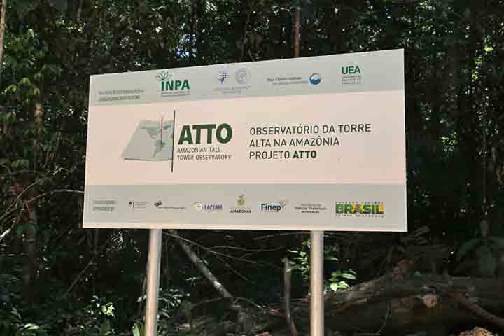 Erguido no coração da Amazônia, a cerca de 150 quilômetros de Manaus, o ATTO reúne a mais alta infraestrutura de pesquisa ambiental da América do Sul.
