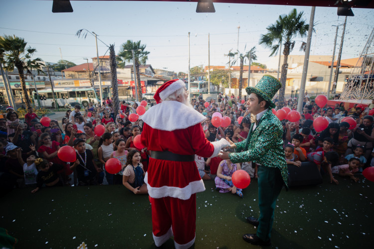 Papai Noel recebe crian&ccedil;as e fam&iacute;lias no Giga Mall, em Messejana 