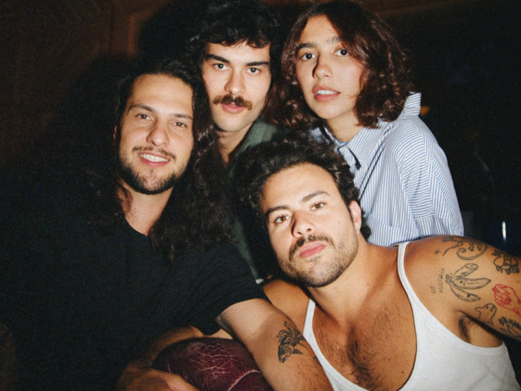 Composta por integrantes dos grupos Lagum, Anavitória e Daparte, a banda Foto em Grupo lança o primeiro álbum
