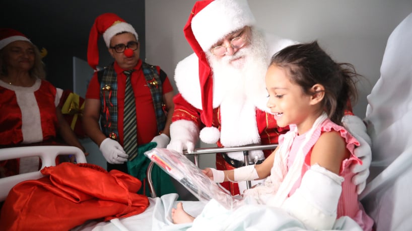 Papai Noel visita crianças no IJF e distribui pres...