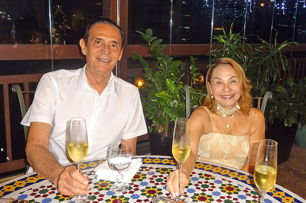 Com Rosemary Batista, Arist&oacute;fanes Canamary, na estupenda mesa armada por V&acirc;nia em torno da Maria de Jesus, cearense de Formentera (Foto: acervo pessoal)
