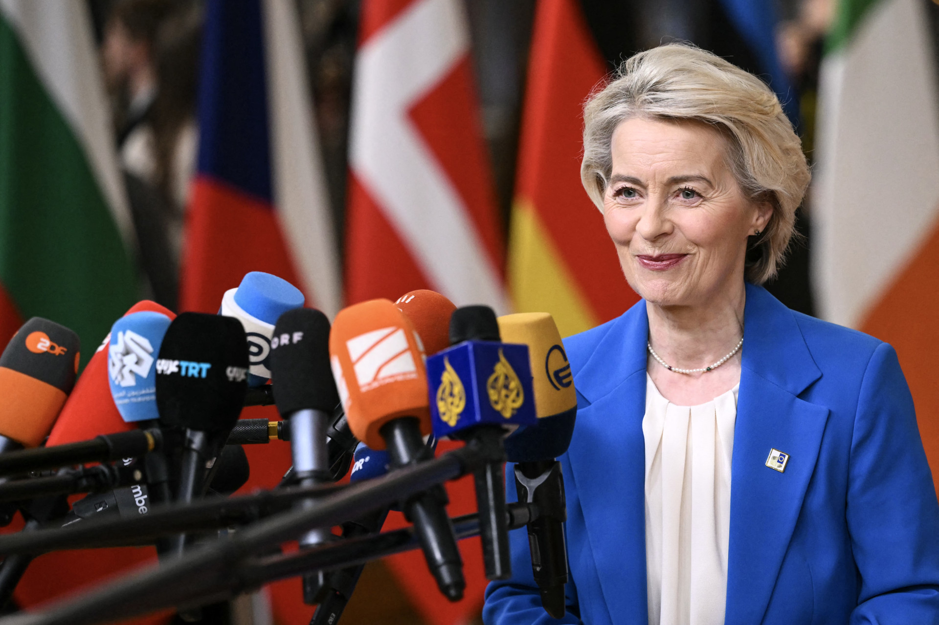 Presidente da Comissão Europeia, Ursula von der Leyen, fez o comunicado durante uma cúpula em Bruxelas (Foto: NICOLAS TUCAT / AFP)