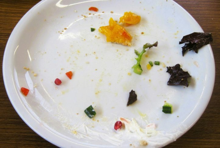 China: O hábito de raspar o prato na China pode ser mal visto. O ideal é deixar um pouquinho de comida para sinalizar que você foi bem servido.