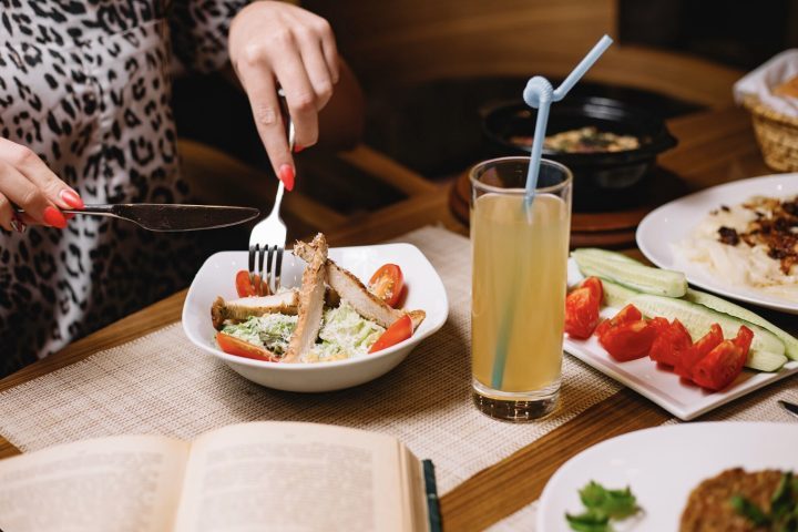 Quênia: Os quenianos não costumam comer e beber ao mesmo tempo, algo bem comum no Brasil, por exemplo. 