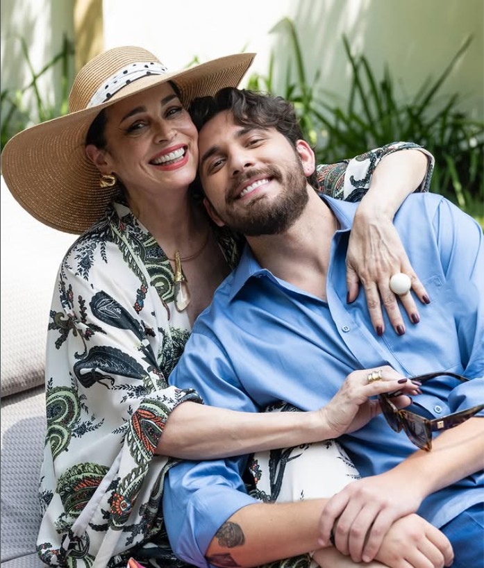 Na trama, Maria Tereza é uma mulher rica, elegante e de personalidade rígida. Após a morte do marido, ela força o filho a abandonar o sonho de seguir carreira como músico para assumir a direção da empresa da família, o que estabelece um dos principais conflitos da história.
