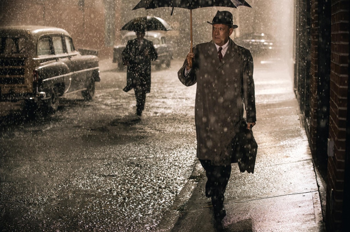 Ponte dos Espiões, de 2015, foi indicado ao Oscar de Melhor Filme e venceu na categoria de Melhor Ator Coadjuvante, com Mark Rylance. A obra narra a história do advogado James B. Donovan, que defende um espião soviético nos Estados Unidos e atua na negociação de uma troca de prisioneiros durante a Guerra Fria.
