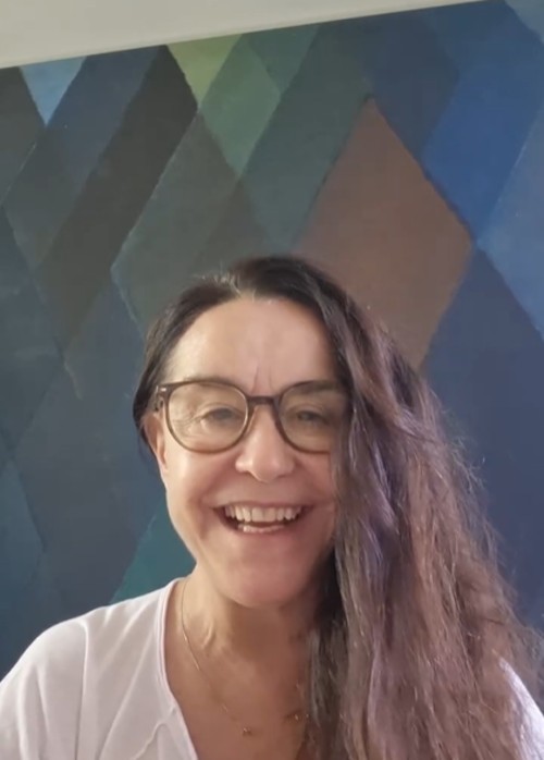 A estreia profissional no teatro ocorreu aos 14 anos, em uma peça infantil. Após esse trabalho inicial, recebeu prêmios de revelação e passou a estudar interpretação com Eugênio Kusnet, a convite do próprio professor. Concluída a formação, foi convidada para integrar a montagem carioca do musical “Godspell”, apresentado em um circo em Botafogo, no Rio de Janeiro.
