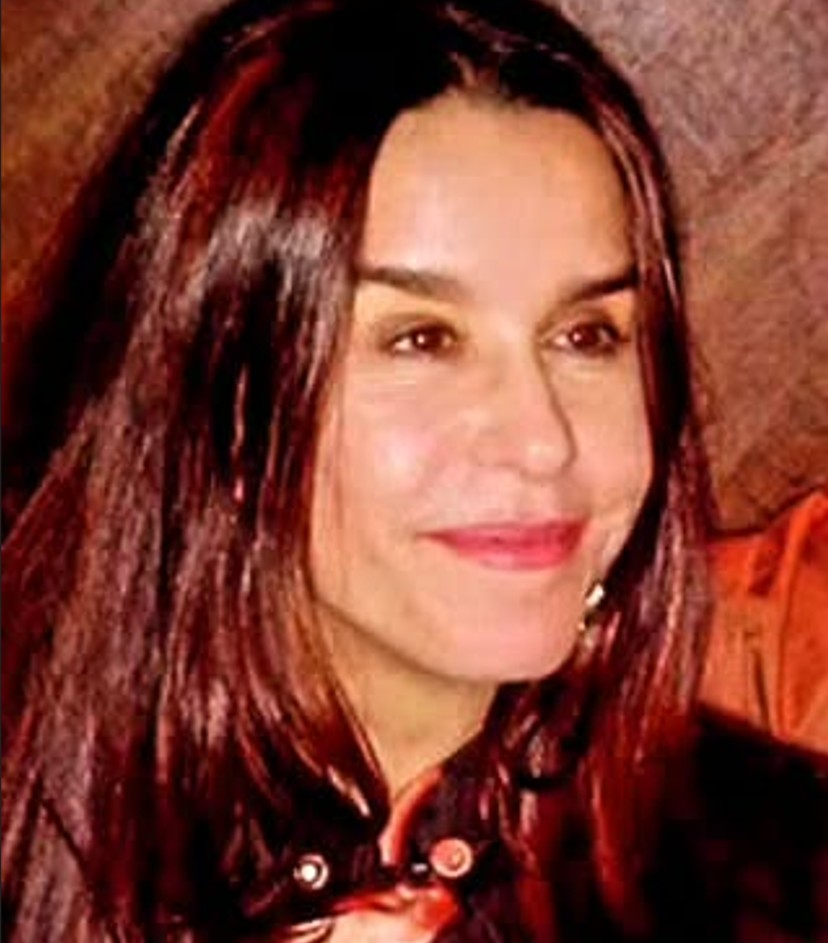 Maria Lucélia dos Santos nasceu em Santa Terezinha, no município de Santo André, em São Paulo, em 20 de maio de 1957. É filha de Maurílio Simões dos Santos e Maria Moura dos Santos, ambos ex-operários da empresa Rhodia. Tem dois irmãos, Maurílio Wagner e Cristina Santos, que é cantora e atriz.
