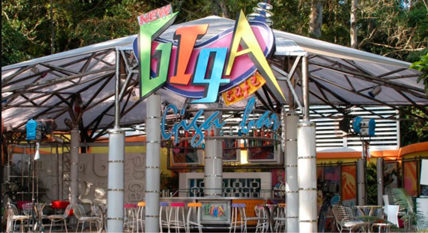 A partir de 1999, a novela passou a se ambientar no Colégio Múltipla Escolha, fase que se estendeu até 2009 e consolidou cenários fixos, como o Gigabyte e a república estudantil, além de personagens que ganharam grande identificação com o público. 
