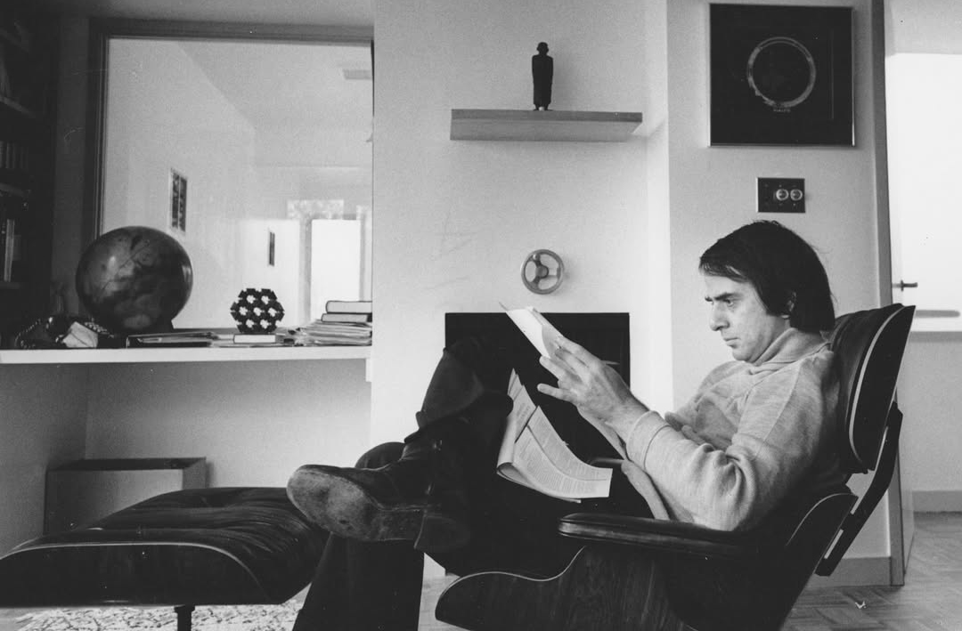 Mesmo em momentos de descanso, Sagan projetava novas formas de explicar o universo. Sua mente parecia nunca desligar, sempre em busca de novas conexões cósmicas.