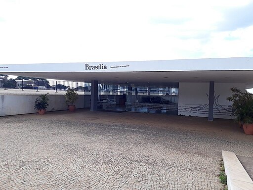 O espaço foi escolhido por ter sido projetado pelo próprio Niemeyer e a cerimônia reuniu autoridades, representantes do comércio e familiares. A obra é assinada pelo escultor mineiro Léo Santana, que levou cerca de quatro meses entre pesquisas e a produção final.