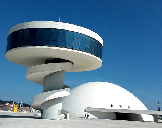 Centro Cultural Internacional Oscar Niemeyer (Espanha) - Importante ponto de convivência e cultura na cidade de Avilés, inaugurado em 2011. Nas palavras de Niemeyer: Uma praça aberta ao redor do mundo, um lugar para educação, cultura e paz.