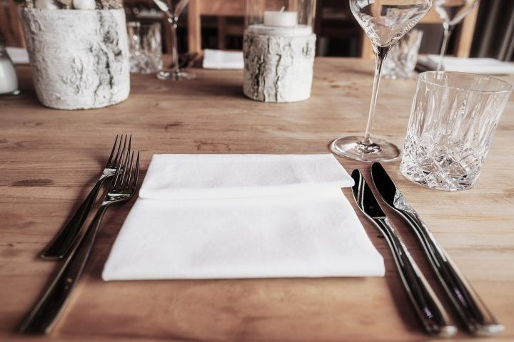 “O que já foi obrigatório no século 19, por exemplo, hoje pode soar irrelevante, explica a consultora de etiqueta e hospitalidade, Luciane Segarra.