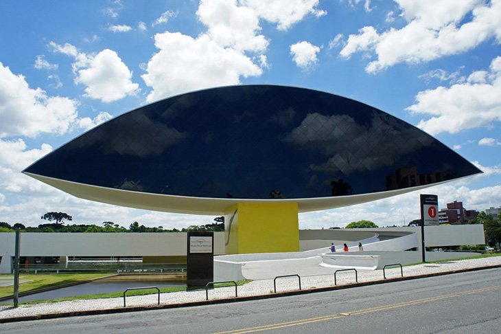 Museu Oscar Niemeyer - Conhecido como Olho, por causa do formato, o museu fica em Curitiba (PR). Foi aberto em 2002, focado em artes visuais, arquitetura e design. 