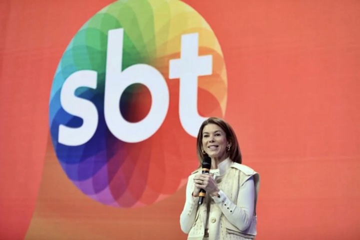 Em resposta, a filha de Silvio Santos e presidente do SBT, Daniela Beyruti, rebateu as falas do sertanejo em uma carta aberta, ressaltando que a família quer entregar ao Brasil um jornalismo confiável, sem partido, sem lado.