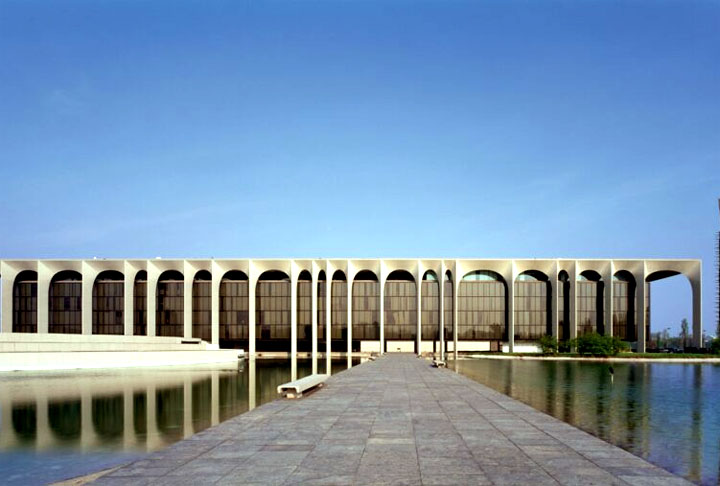Editora Mondadori (Itália) - O projeto do prédio foi um presente de Niemeyer à cidade de Milão, a meca da moda mundial. Ele imprimiu o seu estilo inconfundível de colunas delicadas na fachada, diante de um espelho d'água, tão famoso em Brasília. 