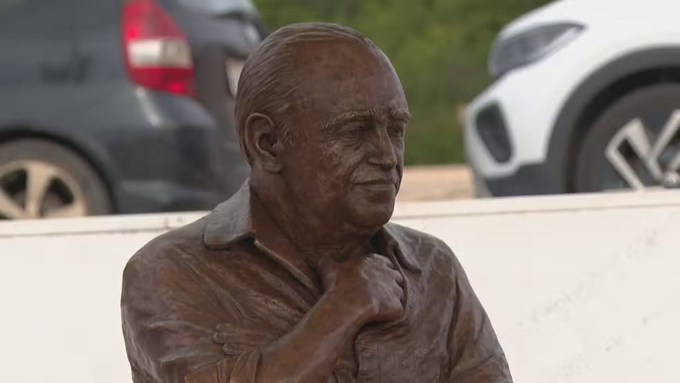 Para celebrar os 118 anos de Oscar Niemeyer, a Casa de Chá, na Praça dos Três Poderes, em Brasília, recebeu uma estátua de bronze em tamanho real do arquiteto. 