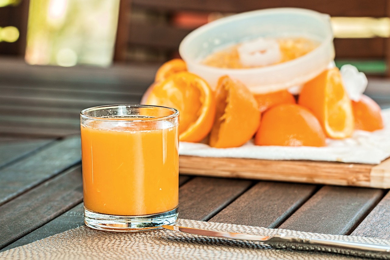 A combinação de vitamina C e flavonoides presentes na laranja também fortalece as defesas do corpo, tornando-o mais resistente a infecções e doenças. A vitamina C também auxilia na síntese de colágeno, importante para a saúde da pele e das articulações. 